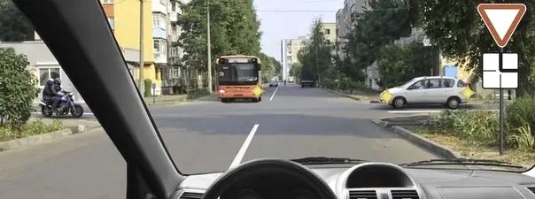 Билет №26, вопрос №15: При движении прямо Вы обязаны уступить дорогу: