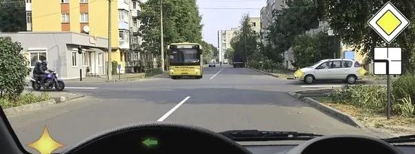 Билет №30, вопрос №15: Вы намерены повернуть налево. Кому Вы обязаны уступить дорогу?