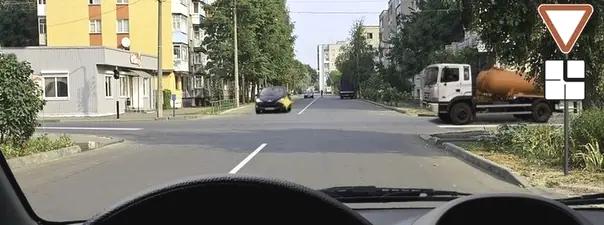 Билет №33, вопрос №15: Вы обязаны уступить дорогу при движении прямо: