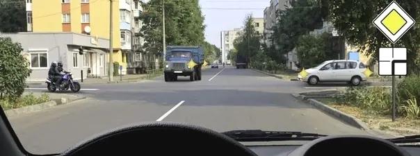 Билет №39, вопрос №15: Кому Вы должны уступить дорогу при движении прямо?