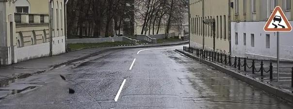 Билет №34, вопрос №2: На каком расстоянии до скользкого участка дороги устанавливается данный знак в населённом пункте?