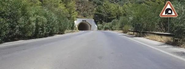 Билет №39, вопрос №2: Этот знак предупреждает о приближении к тоннелю, в котором: