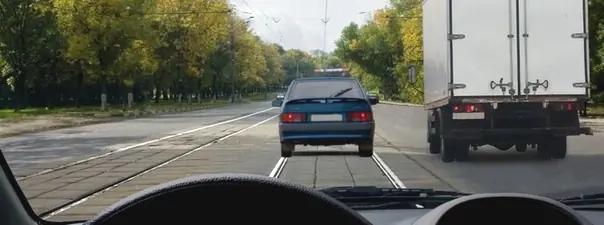 Билет №23, вопрос №10: Разрешается ли Вам выехать на трамвайные пути встречного направления в данной ситуации?