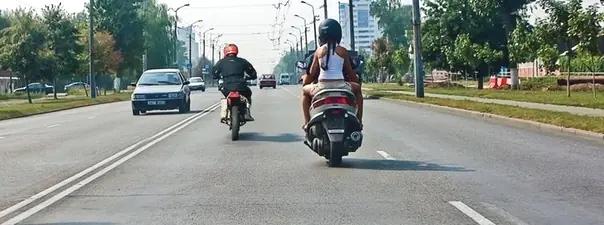 Билет №40, вопрос №10: Кто из водителей занял правильное положение на полосе движения?