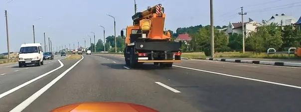 Билет №19, вопрос №11: По какой полосе Вам можно продолжить движение в населённом пункте после опережения грузового автомобиля?