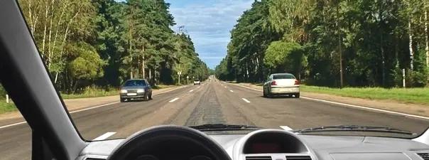 Билет №34, вопрос №11: Можно ли Вам продолжить движение по средней полосе после опережения автомобиля, движущегося по правой полосе?