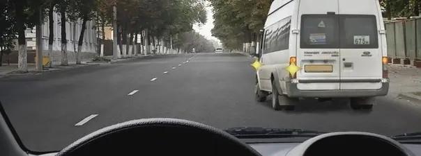 Билет №18, вопрос №16: Обязаны ли Вы уступить дорогу маршрутному транспортному средству, отъезжающему от тротуара, где нет обозначенного места остановки ?