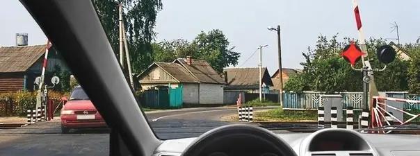 Билет №10, вопрос №16: Разрешён ли Вам въезд на железнодорожный переезд в данной ситуации?