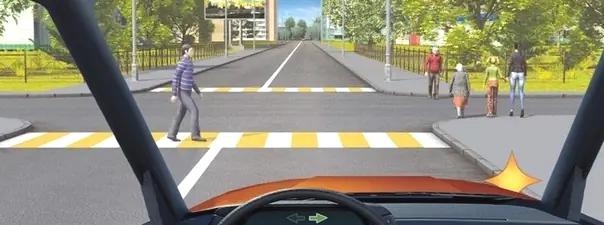 Билет №4, вопрос №14: Кому Вы должны уступить дорогу при повороте направо?