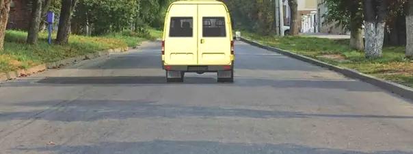 Билет №13, вопрос №1: Соответствуют ли действия водителя Правилам, если он движется посередине дороги?