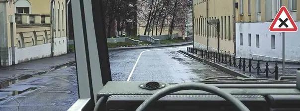 Билет №21, вопрос №2: Этот знак предупреждает о приближении к перекрестку, на котором Вы: