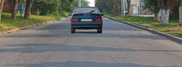 Билет №13, вопрос №1: Соответствуют ли действия водителя Правилам, если он движется посередине дороги?