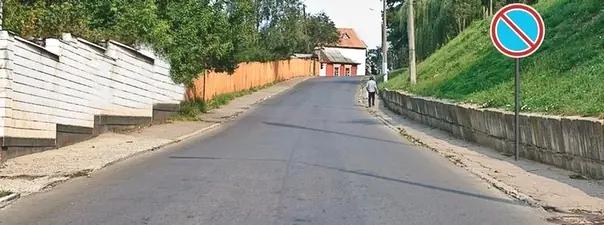 Билет №19, вопрос №3: Разрешено ли осуществлять посадку (высадку) пассажиров либо загрузку (разгрузку) транспортного средства в зоне действия этого знака?