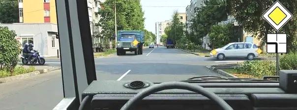 Билет №7, вопрос №15: Вы намерены продолжить движение прямо. Кому Вы обязаны уступить дорогу?