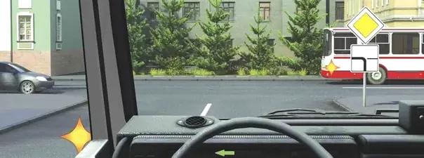 Билет №9, вопрос №15: Кому Вы обязаны уступить дорогу при повороте налево?