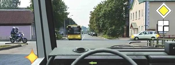 Билет №25, вопрос №15: Вы намерены повернуть налево. Кому Вы обязаны уступить дорогу?