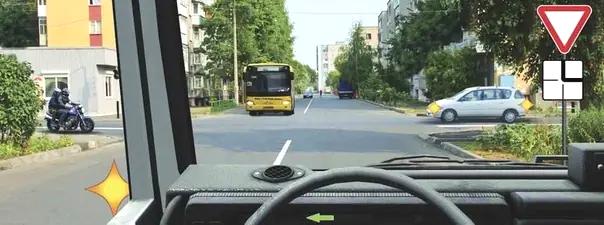 Билет №27, вопрос №15: Кому Вы обязаны уступить дорогу при повороте налево?