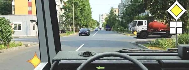 Билет №28, вопрос №15: Вы намерены развернуться. Кому Вам необходимо уступить дорогу?
