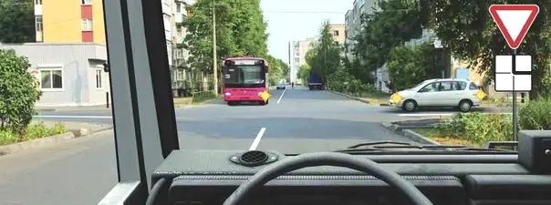 Билет №29, вопрос №15: Кому Вы обязаны уступить дорогу при движении в прямом направлении?