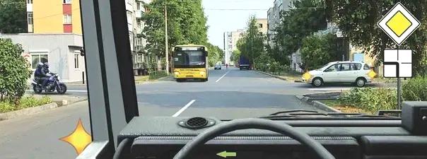 Билет №30, вопрос №15: Вы намерены повернуть налево. Кому Вы обязаны уступить дорогу?