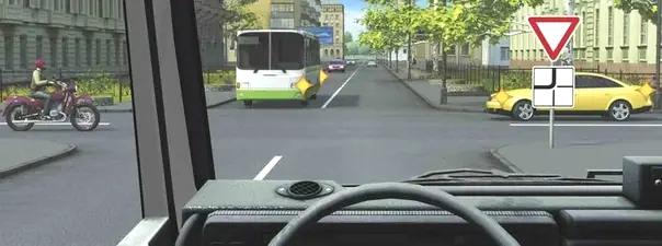 Билет №31, вопрос №15: Кому Вы обязаны уступить дорогу при движении прямо?