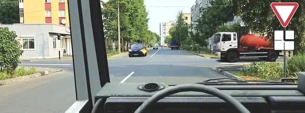 Билет №33, вопрос №15: Вы обязаны уступить дорогу при движении прямо: