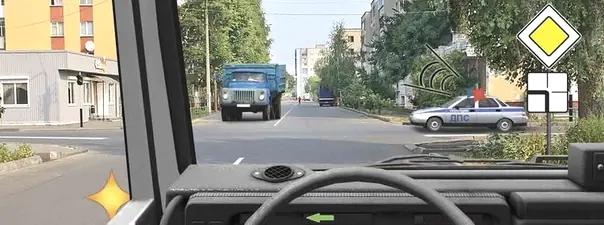 Билет №35, вопрос №15: Кому Вы обязаны уступить дорогу при повороте налево?